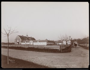 De schuren op het landgoed van F.G. Bourne in Oakdale, Long Island, New York, 1900 door Byron Company